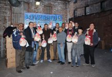Riverside Radio Dispatcher entrega pavos a taxistas para Thanksgiving
