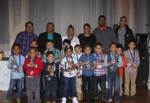 Los campeones, Los Bambinos (22-0), comparten en el momento de recibir las distinciones.