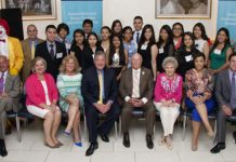De izquierda a derecha: Edgar Gerena, Juan de la Cruz (de pie), Tony Rodríguez, Celeste Quintana, Ana Madan, Rafael Pineda, Roberto Madan, Ana María Madan, Carmen Paulino, Josh Kaufman (sentados), Michael Anderer (de pie) junto a los estudiantes.