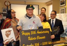 El Licenciado Eliezer se dirige a los presentes haciendo mención de la importancia de mantener viva la misión de Roberto Clemente en Nicaragua. De izquierda a derecha; El Asambleita Jose Rivera, la Sra. Sharlene Brown (Directora Ejecutiva del Bronx YMCA), El Presidente LIc. Eliezer Rodríguez fundador , Fiordaliza Rodríguez, Rey Negrón (consultor de los NYYankees), y Ululy Rafael Martínez (Vicepresiente del NPRDP) que también dijo presente para apoyar el Proyecto Club Clemente.