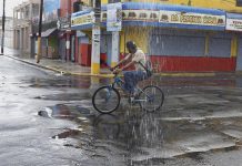 Un hombre va en bicicleta por una calle solitaria hoy, miércoles 6 de septiembre de 2017, ante el inminente paso por la isla del huracán Irma, de categoría 5, en San Juan (Puerto Rico).