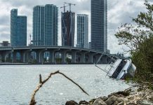 Sur de Florida amanece maltrecha mientras las inundaciones siguen en el norte Vista de un velero arrastrado hasta la orilla en Venetian Island hoy, lunes 11 de agosto de 2017, en Miami Beach, Florida.