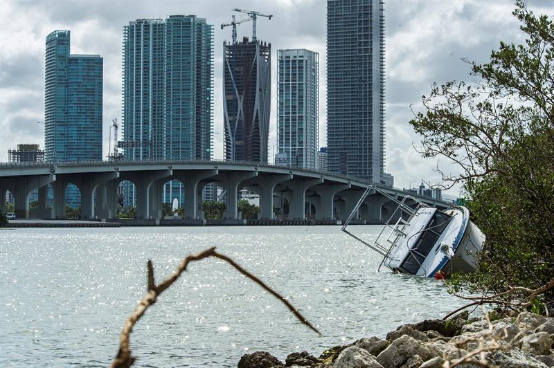 Vista de un velero arrastrado hasta la orilla en Venetian Island hoy, lunes 11 de agosto de 2017, en Miami Beach, Florida.