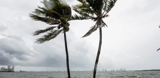 Vista de la Bahía de Biscayne con fuertes vientos y olas
