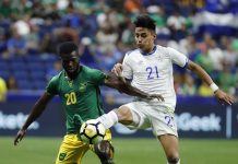 Romario Williams (d) de Jamaica disputa un balón con Bryan Tamakas (d) de El Salvador el domingo 16 de julio de 2017, durante un partido de la Copa Oro entre Jamaica y El Salvador realizado en el estadio Alamodome en San Antonio.