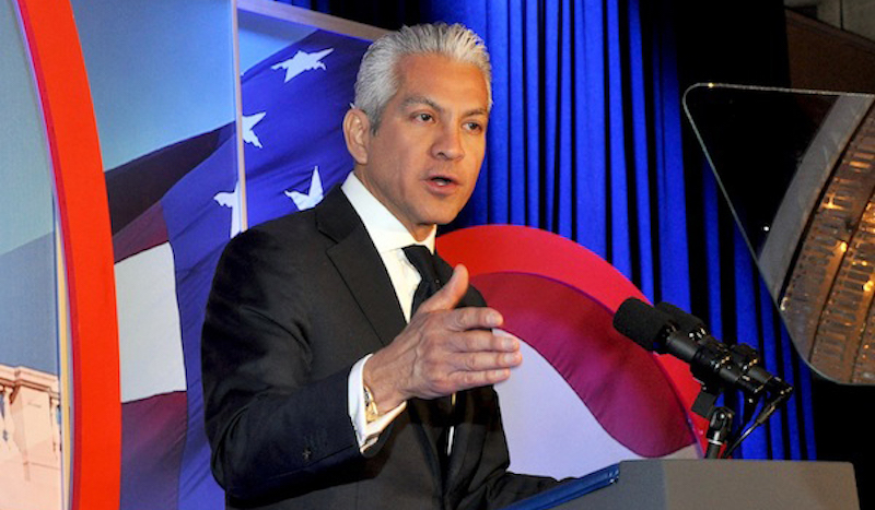 JAVIER PALOMAREZ &iquest;RENUNCIA TARDIA? Ya era tiempo que la llamada C&aacute;mara de Comercio Hispana de los Estados Unidos de Am&eacute;rica, presidida por &eacute;l, tuviera el decoro, la sensibilidad y tino de decirle &iexcl;basta! a la administraci&oacute;n Trump.