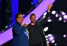 El cantante mexicano Juan Gabriel (i) y el colombiano Juanes (d) se presentan en la gala de los premios Billboard a la Música Latina