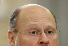 JOSEPH LHOTA, presidente de MTA, en difícil trabajo de componer empresa de transporte de trenes de Nueva York; sin dinero estatal y amparándose solo en recursos de la ciudad.
