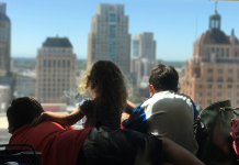 ¿Qué pasa si debes cambiar de plan de salud… estando enfermo? Jasmine Winning, centro, viajó a Sacramento, California, este verano con su madre y sus dos hermanos para pedirle a los legisladores que se aseguren de que Jasmine pueda tener su cirugía el año próximo. (Cortesía de Joanna Joshua)