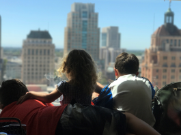 Jasmine Winning, centro, viajó a Sacramento, California, este verano con su madre y sus dos hermanos para pedirle a los legisladores que se aseguren de que Jasmine pueda tener su cirugía el año próximo. (Cortesía de Joanna Joshua)