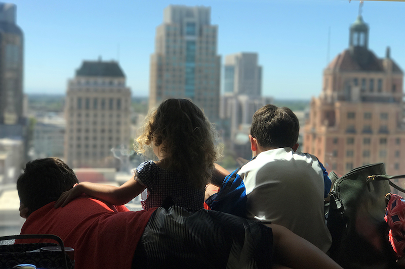 Jasmine Winning, centro, viaj&oacute; a Sacramento, California, este verano con su madre y sus dos hermanos para pedirle a los legisladores que se aseguren de que Jasmine pueda tener su cirug&iacute;a el a&ntilde;o pr&oacute;ximo. (Cortes&iacute;a de Joanna Joshua)