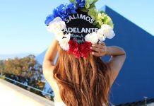 Graduados hispanos usan birretes para mandar mensajes de orgullo y gratitud Fotografía del 20 de mayo de 2017 cedida por Jazmín Jiménez donde ella posa con su propio birrete con el que se graduó en la Universidad en California, con el que quiso celebrar a sus padres y fusionar las banderas de México y Estados Unidos con los colores de las flores.