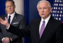 JEFF SESSIONS ¿CON DIAS CONTADOS? Donald Trump ha desatado un febril ametrallamiento verbal en su contra, diciendo primero que no lo hubiera designado por ‘x’ y ‘z’ razones, además que es ‘débil’.