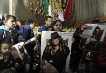 Alrededor de 200 seguidores de Jenni Rivera realizaron esta noche una procesión a la Basílica de Guadalupe en Monterrey, capital del norteño estado mexicano de Nuevo León, en homenaje a la cantante.