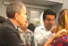 Deportan a padre de cuatro hijos ciudadanos a pesar de movilización de la comunidad Jesús Lara López (2d) fue deportado hoy a México, después de vivir 16 años sin estatus legal en Estados Unidos.