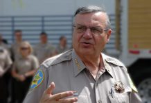 Juez dictamina que alguacil Arpaio incurrió en discriminación contra hispanos