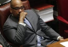 Senador estatal de Nueva York, John Sampson, acusado por malversación de fondos