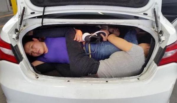 Fotografía cedida en donde se aprecian cuatro ciudadanos chinos escondidos en el baúl del automóvil de José Emiliano Aguilar, detenido a mediados de marzo en la garita fronteriza de San Ysidro, California, por intentar ingresarlos al país.
