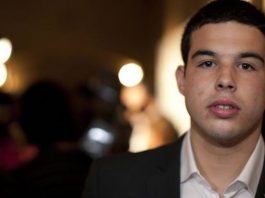 Hijo de Pepe Aguilar se declara culpable de tráfico de indocumentados Fotografía cedida en donde se aprecian cuatro ciudadanos chinos escondidos en el baúl del automóvil de José Emiliano Aguilar, detenido a mediados de marzo en la garita fronteriza de San Ysidro, California, por intentar ingresarlos al país.
