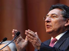 Presidente colombiano, Juan Manuel Santos, adelanta su intención de lanzarse a la reelección en 2014 El presidente de Colombia, Juan Manuel Santos (c), habla con los medios de comunicación en Nueva York