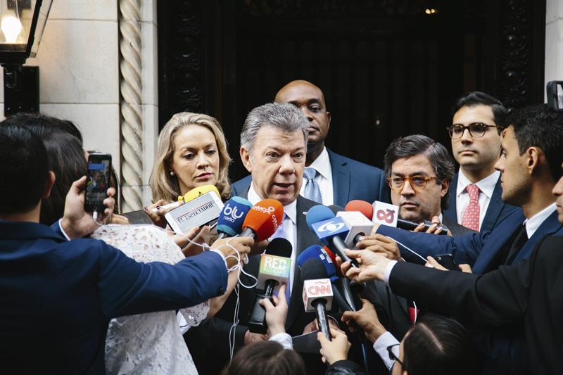 El presidente de Colombia, Juan Manuel Santos (c), habla con los medios de comunicación en Nueva York