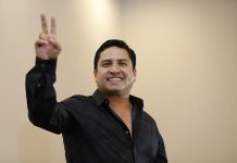 Julión Álvarez admite conocer al narcotraficante Raúl Flores Hernández El cantante mexicano Julio César Álvarez Montelongo, "Julión Álvarez", participa hoy, jueves 10 de agosto de 2017, en una rueda de prensa en Ciudad de México (México).