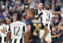 Los argentinos Gonzalo Higuain (izquierda) y Paulo Dybala, la delantera del Juventus, posan con el “Scudetto” conseguido por el club de Turín, el pasado 21 de mayo.
