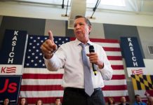 El precandidato presidencial republicano John Kasich habla durante un evento de campaña en Rockville, Maryland