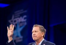 Fotografía de archivo fechada el 4 de marzo de 2016 que muestra al candidato republicano a la presidencia estadounidense John Kasich pronunciando un discurso en la 43 Conferencia Conservadora de Acción Política (CPAC) celebrada en National Harbor, Maryland, Estados Unidos. Kasich anunciará hoy, 4 de mayo de 2016, oficialmente su salida de la carrera presidencial después de la aplastante victoria de este martes del magnate Donald Trump en las primarias de Indiana, que provocó el abandono inmediato de su máximo rival, el senador Ted Cruz.