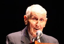 Kevorkian, fallecido el pasado 3 de junio a los 83 años en un hospital de Michigan, cobró fama en los años noventa cuando fue acusado en varias ocasiones de asesinato por haber ayudado a más de un centenar de pacientes terminales a poner fin a sus vidas, tal como reconoció él mismo en varias ocasiones.