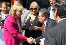 Manny Rosales, del Latino Coalition en Washington DC extiende la mano para saludar a la gobernadora interina de New Jersey Kim Guadagno.