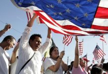 Casi la mitad de los latinos que trabajan en Estados Unidos dice no sentirse seguro con respecto a su situación económica