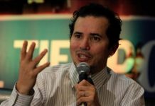 El colombiano John Leguizamo dará vida a Pablo Escobar en la película "King of Cocaine"