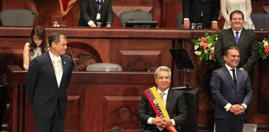 El expresidente Rafael Correa (i) junto al presidente de la Asamblea Nacional, Jose Serrano (d) y el nuevo presidente del Ecuador, Lenin Moreno (c), en la Asamblea Nacional, en Quito (Ecuador), durante el acto de toma de posesión como presidente constitucional de la República de Ecuador.