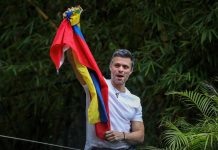 El opositor venezolano Leopoldo López saluda a seguidores en la entrada de su casa en Caracas (Venezuela).