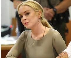 Lindsay Lohan detenida La actriz Lindsay Lohan fue detenida y acusada de asalto hoy por golpear a una mujer durante una pelea que tuvo lugar esta madrugada en un conocido club nocturno de Nueva York.