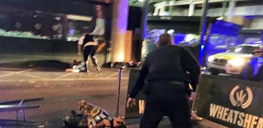 Una imagen que muestra a un terrorista sospechoso, usando lo que parecen ser latas alrededor de su cintura, en el suelo después de ser derribado por agentes de la policía durante el Borough Market, en Londres.