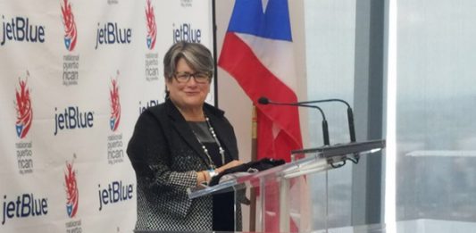 LORRAINE CORTÉS-VÁZQUEZ embarcada en el más grande fiasco que ha ocurrido en la historia del Desfile boricua. Dio la impresión que la dejaron sola en mar embravecido saturado de tiburones.
