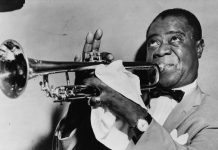 El museo Armstrong de Nueva York acerca a la pasión del músico por la Navidad La casa museo de Louis Armstrong en Nueva York acerca desde hoy a sus visitantes a la pasión que el legendario trompetista de jazz le profesaba a la Navidad gracias a la reproducción de unas desconocidas cintas de audio que grabó él, solo y junto a su familia, para celebrar las fiestas.