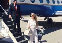 Louise Linton, la esposa del secretario del Tesoro, Steven Mnuchin, se ha visto envuelta en la polémica por publicar en las redes sociales una fotografía descendiendo de un avión