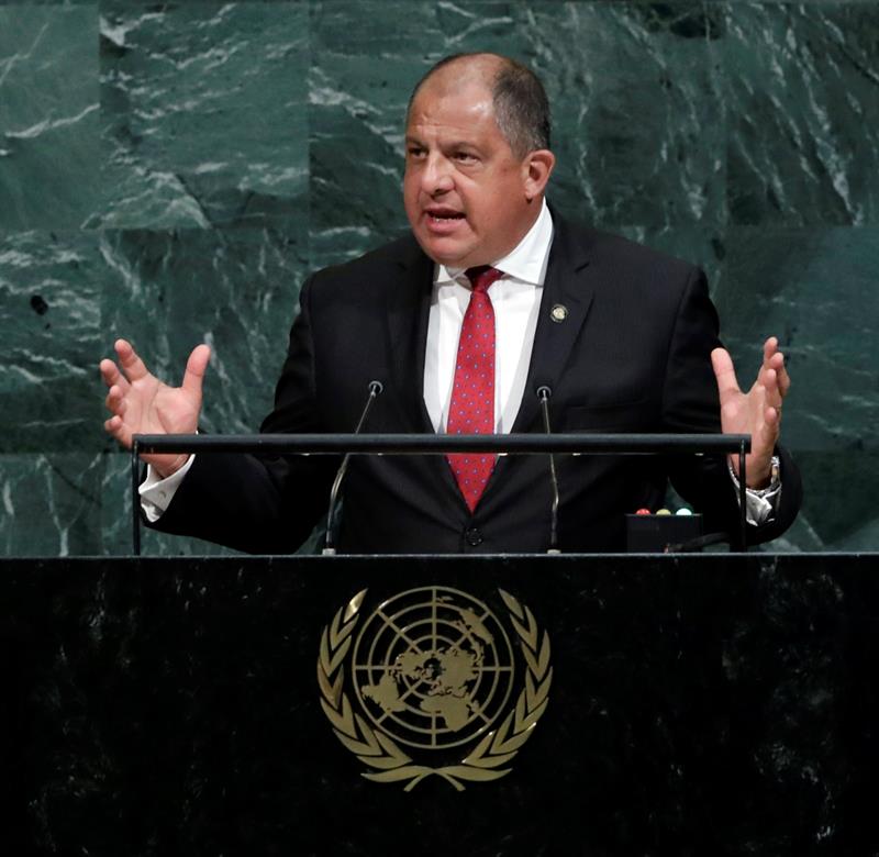 Luis Guillermo Sol&iacute;s, dijo que la puesta en marcha de pol&iacute;ticas migratorias por un pa&iacute;s debe estar acompa&ntilde;ada por el respeto a los derechos humanos de las personas que ser&aacute;n deportadas. 