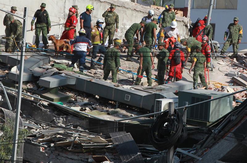 Elementos de la Marina de México, rescatistas y voluntarios realizan labores de rescate en Ciudad de México (México), hoy, martes 19 de septiembre de 2017, tras un sismo de magnitud 7,1 en la escala de Richter, que sacudió fuertemente el centro del país y causó escenas de pánico justo cuanto se cumplen 32 años de poderoso terremoto que provocó miles de muertes.