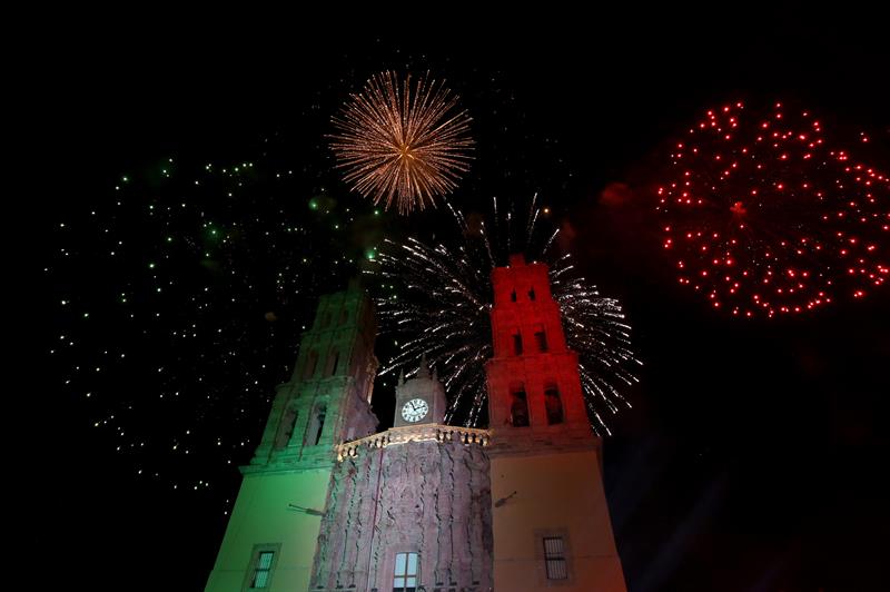 Fuegos artificiales que dibujaron en el cielo los rostros de los h&eacute;roes de la gesta de Independencia. 