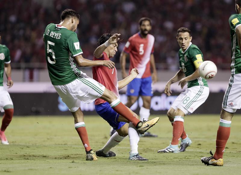 Cristian Bola&ntilde;os (c) de Costa Rica disputa el bal&oacute;n con Diego Reyes (i) y Jos&eacute; Guardado (d) de M&eacute;xico durante un partido de clasificaci&oacute;n al mundial Rusia 2018.