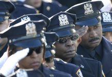 Policías rinden homenaje a Rafael Ramos.