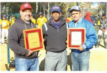 Mariano Bassett (derecha) ocupa el primer lugar junto a Rico Peña como los dirigentes que han actuado en más oportunidades en Series Mundiales. A la izquierda Julio Díaz, quienes ambos fueron reconocidos por el árbitro Luis Santos (centro).