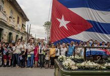 Fotógrafo chileno Tomás Munita gana premio del World Press Photo La imagen muestra un momento en el que el cortejo fúnebre del exlíder cubano Fidel Castro desfila por las calles de Santa Clara, Cuba, en el mes de diciembre.