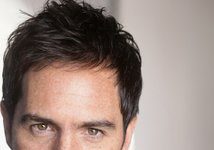 Mauricio Ochmann, Protagonista y productor de la comedia "Hazlo como hombre". (foto IMDb)