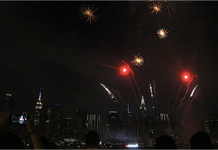 La noche de verano fue perfecta para la celebración en el horizonte de la ciudad de Nueva York donde los fuegos artificiales estallaron iluminando a la impresionada muchedumbre