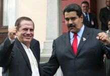 El ex miembro del ejército sandinista y actual canciller de Ecuador Ricardo Patiño, luego de manifestar el apoyo a Nicolás Maduro.